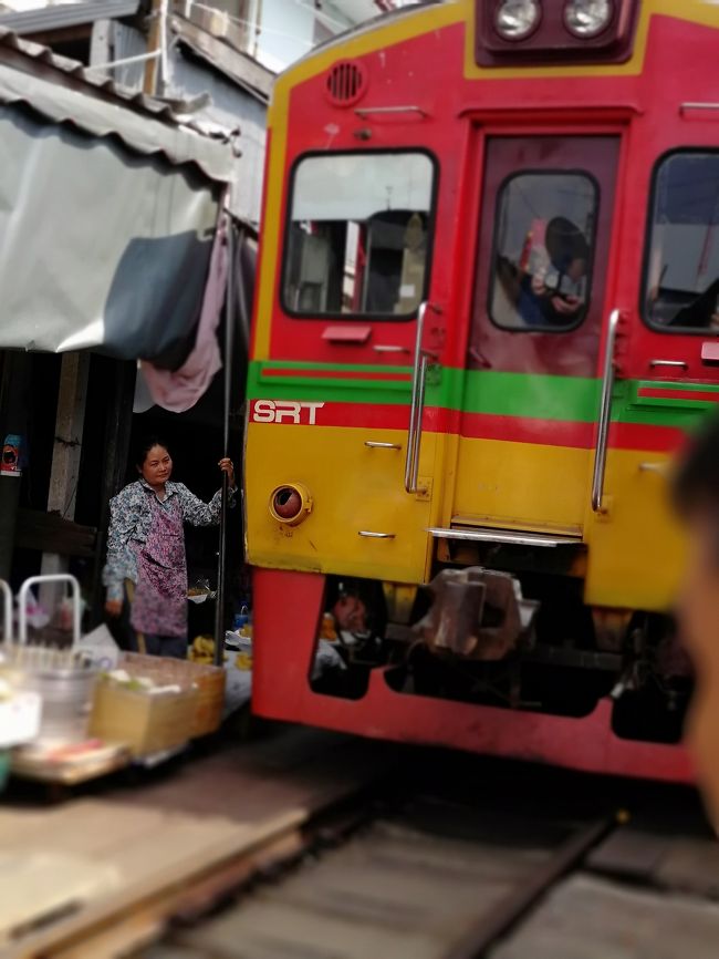 列車が近くを通るメークロン市場に行きました。