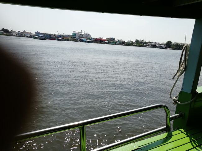 渡し舟はなんと3THB です。<br />マハチャイ駅→ウォンウィエンヤイ駅10THB, MRT シーロム駅37THで、列車の本数は少ないですが、往復の交通手段を変えてみた方が、楽しいです。