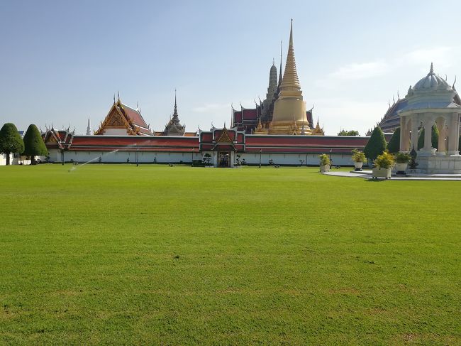 前回に来れなかった王宮に。<br />短パンではNG とあったので、今回は肌の露出が極めて少ない物にしました。でも周りを見ると短パン、T シャツ、サンダルの欧米の方が多数いました。前回諦めた私は何だったかなぁ～⁉️