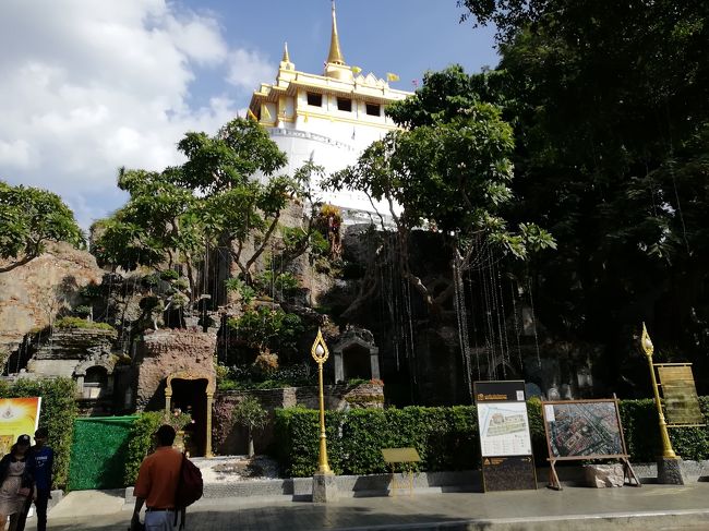 王宮から歩いて、344段の螺旋階段があるワットサケット、黄金の寺院です。