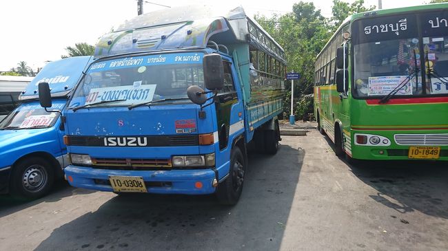 タイ5日目。<br />北バスターミナルからアンパワーまで100THB です。直接行くと思っていたら途中で下ろされ、このトラックで行きました。10THB です。
