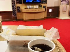 大劇場の改札内にあるラウンジで紅茶３００円とともに（^人^）

一応まだ朝なので、アルコールは自粛しました（笑）。