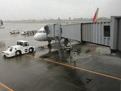 旅のスタートは仙台空港。ちっちゃいアシアナ航空です。雨の中ですが、今日は移動だけ。現地で雨が降らなきゃOKです。