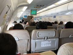 飛行機は３－３配列でエコノミークラスだけの設定です。ソウルまでなら2時間ちょっとなので、何とかなります。時期が時期なだけにほぼ満席のフライトでした。モニターなしのこのタイプの飛行機って久しぶりかも。