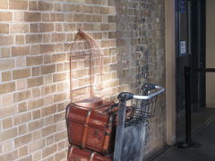 キングス・クロス駅は映画「ハリー・ポッター」のホームに向かうシーンの撮影に利用され、改札外の駅構内に壁の中に入る様子のカートがモニュメントとして設置されています。
