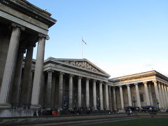 ロンドン最大の博物館「大英博物館」へ。入場料は無料ですが、少量の施設維持費寄付が望ましいとされています。