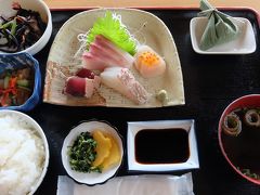 カナダから来ると、楽しみなのが和食です。刺身定食。コスモスと海を遠目に見ながら。こちらのほかに公園内にはレストランや喫茶もありますし、バーベキューができたりもしますよ。
Coming from Canada to Japan, I am so thrilled to eat Japanese food. Eating Sashimi lunch menu in front of cosmos field is such a joyful moment.  There are a few restaurants and you can also enjoy BBQ with your family too.