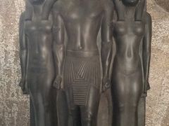 メンカウラー王のトリアード(三柱像)
メンカウラー王のピラミッドの河岸神殿で発見されたトリアードの一つ
真ん中がメンカウラー王でハトホル女神、ノモスの神で構成されています
トリアードは全部でエジプト老古学博物館には三体
ボストン美術館に一体が収蔵されています