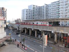 窓は小さい。

潮見駅を通過する京葉線。
走行音はそれほど気にならない。