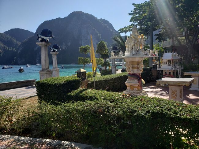 プーケット、ピピ島にある、<br />神社です。<br />普通の祭壇に、島では、イルカが飾られています。<br />イルカも、神様と結びついているんですな。(^_-)-☆