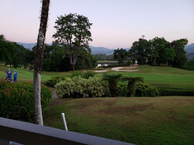 翌日は、せっかく、プーケットに来たので、<br />プーケットゴルフ場でプレイしました。<br />池だらけで、難しかったです。<br /><br />もう少し上手ければ、苦でもないんですが(笑)。