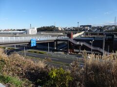 羽沢の歩道橋と跨線橋
貨物駅の横浜羽沢駅を跨いでいます。
谷間ですね。