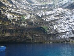 メリッサニ洞窟：
この地底湖は約数千年前からこの場所にあり、
1951年、島を襲った大地震によって地上部分にぽっかりと穴が開いたことで、
その存在が発見された