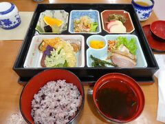 油布島で郷土料理の昼食をいただきま～す。