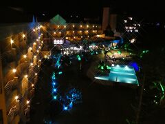 石垣島から夕方の直行便で宮古島へ移動しました。
宿泊したホテルブリーズベイマリーナの夜景です。
タワー棟に宿泊しました。