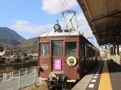 滝宮駅から再度「ことでん」琴平線に乗り、琴平に向かいます。
琴電琴平駅では先ほどみたレトロな電車が停まっていました。