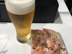 いつものようにスタートは仙台空港。今回はANA便なのでラウンジが使えます。午後の便なのでもう飲んでもいいですよね？