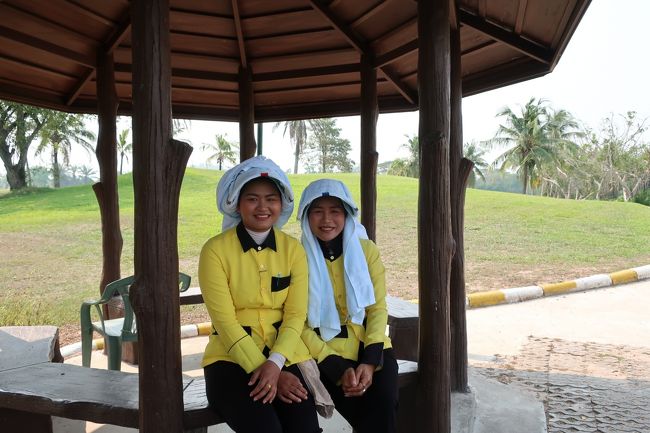 ■KHAO KHEOW Country Club<br /><br />親子のキャディ<br />自分についたのは新米キャディ、学校卒業した若い娘。<br />英語は分かるが、ゴルフは分からず。<br />ラインを聞いたら、あなたの思うとおりに.....。<br />キャディの役目果たせず。<br /><br />RETOXゴルフバー<br />Gf=1050<br />Ca=350<br />歩きプレー<br />Tip別支払い。<br />バンTR=350<br />■カート付きキャンペーンは終了＝カート利用は、＋700バーツ。