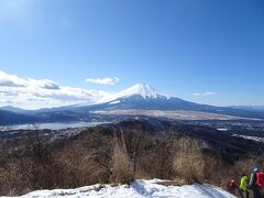 石割山（標高1413m）に登頂！
富士山と山中湖が絶景♪
南アルプスも見えました。