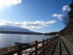 登山口からは舗装路をしばらく歩いて、山中湖畔に出ました。残念ながら富士山は雲の中。。。