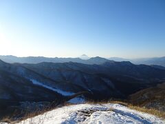 飯盛山（めしもりやま。標高1643m）に登頂！
360°の眺望で、南には富士山が見えました。