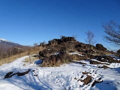 平沢峠の登山口の駐車場の隣にある「獅子岩」に登ってみました。
ちなみに、平沢峠は太平洋側と日本海側の分水嶺となっています。