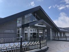 長野・軽井沢「軽井沢」駅北口の写真。

軽井沢は冬季休業に入っているお店が多く、食事の面が心配でした。

私はヒルトン・オナーズのダイヤモンドメンバーなので、
ヒルトン系列のホテルに宿泊する時はダイヤモンドメンバー特典で、
【エグゼクティブラウンジ】が利用でき、朝食もつくのですが、
『旧軽井沢KIKYOキュリオ・コレクションbyヒルトン』には、
残念ながら【エグゼクティブラウンジ】がありません。

しかも今夜は1階のフレンチレストラン【SONORITE（ソノリテ）】が
臨時休業だし・・・。
仮にオープンしていたとしても、ディナーは1コース（14,000円）のみで
びっくりするほど高い・・・。
だから何か購入しなくちゃ。