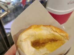 夕食を食べにまたアソーク駅近くのフードコート、Pier21に。
しかし暑いからかあまり食欲が湧かず...(夏バテ?)
デザートコーナーっぽいところで、ジャム入りのパンを購入。ジャムとクリームが結構な種類あり、その場でパンを焼いて、選んだジャムをいれてもらえます。パイナップルのジャムにしましたが、美味しい~！