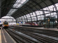 ドイツの駅みたいなアムステルダム中央駅のホーム