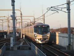 秋葉原から各駅停車のつくばエクスプレスに乗ったのですが、途中で快速に抜かれることがわかり、守谷駅で乗り換えました。