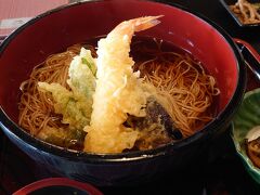 戸隠神社を後にし凍える思いをしてきた後は、あったかい天ぷらそばをいただきました。