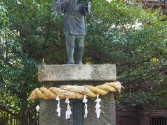 二宮金次郎像
「昭和三年、昭和天皇の即位御大礼記念として、神戸の中村直吉氏が寄進したもので、制作者は三代目慶寺円長、材質はブロンズ。その後、これと同じ像は全国の小学校などに向けて約一千体制作されたが、戦時中、すべて供出に遭い、現在残っているのはこの一体だけである」そうです。

でも、私の小学校には、戦後もまだ残っていたけど。