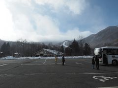 冬ダイヤは乗鞍高原経由。約1時間半で乗鞍観光センターに到着。ここでチェーンを巻くのでトイレ休憩。乗鞍岳は生憎雲の中で見えませんでした。