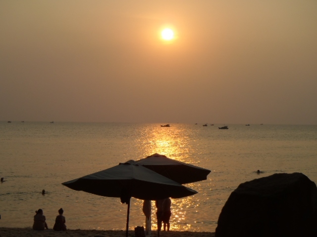 PQ島で見る最後の夕陽を観賞しながら・・・