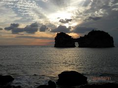 円月島の夕陽を見に出かける。
白浜のシンボルとして親しまれているそうだ。正式には「高嶋」といい、臨海浦の南海上に浮かぶ。