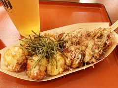 たこ焼き10個とドリンクのセット(1000円)と生ビール(500円)をオーダーし、頂きます～♪
ほぐほふほぐ………熱い熱い熱いーー！
天かすたっぷりだから、食感はややサクサクした感じもあるけれど、基本は中身とろ～ん。
やっぱり、美味しいなぁ。