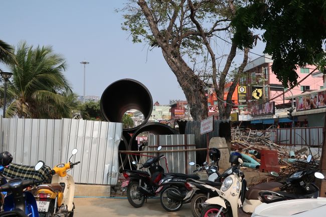 ビーチに沿っての治水工事中。