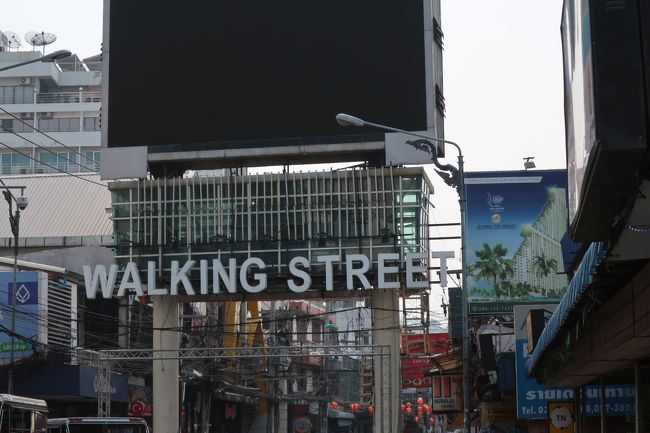 ウォーキングストリートの昼間は当然ながら閑散。<br />賑わいは、夜９時くらいか。