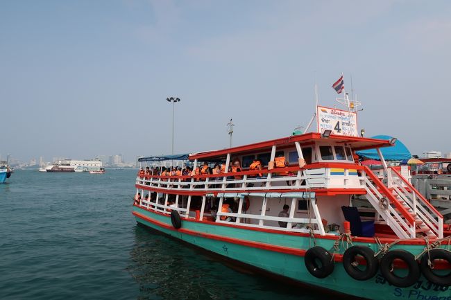 島への船は一応満席らしい。<br />欧米人らしき人達がのってました。