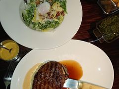 ニュージーランド初日の夕食はちょっと張り込んで、
Jervois Steak House
370ｇのヒレステーキとシーザーサラダ
おなかが空いてたので、いただく前に写真を撮るのを忘れてしまって
あわてて撮った写真は
あせって、なんでかナイフが刺さってるみたいに写ってる(笑)
やわらかくて美味しいお肉です。日本にも輸入して欲しいな。

