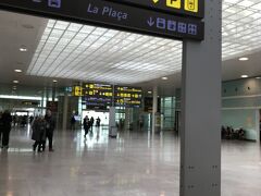 バルセロナ　エル・プラット国際空港に到着。

13:00 
成田を出て、長かった。

出国するのにとても時間がかかりました。
なかなか進まなかったです。

ホテルまでの送迎付きのプランだったので、出口で運転手さんが待っていました。
何人もと一緒かと思ったら、私たち二人だけ。
贅沢なスタートになりました。

