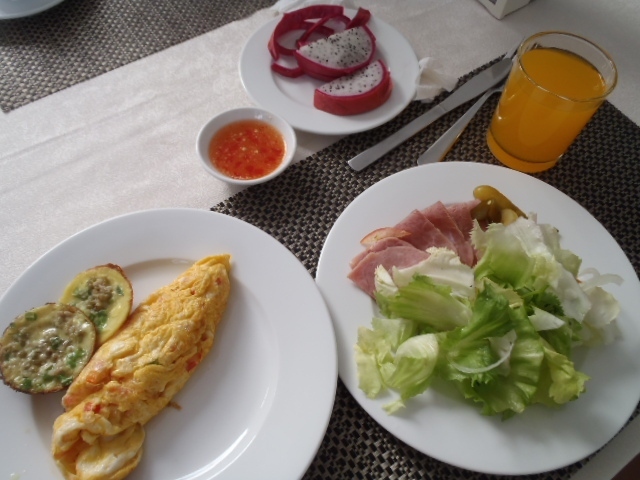 PQ島で最後の宿泊ホテルの朝食はビッフェー形式で好きなものを選んで食べるスタイルだったんで、早速頼んだのが好物の食材all-inのオムレツ！<br />此れが食べれれば後はある物を好みで選んで毎日、満足な朝食が美味しくのんびりと楽しめました。前泊迄のホテルの朝食が悪かっただけに高感度UP!