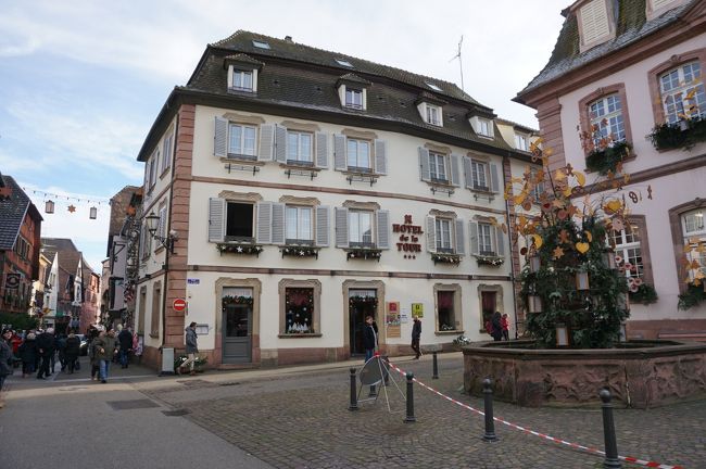 2009年11月に3泊した”ラ・トゥール（la Tour）”。<br />2階の塔の見える部屋に泊まりました。<br />窓が開いている所かな。いや、端ではなかった。その隣かな。<br /><br />（アルザス・ヴィースバーデンの旅2-2 リボーヴィレへ移動）<br />https://4travel.jp/travelogue/10819396