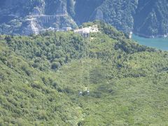 その1にて
　立山黒部アルペンルートの長野県側の玄関口「扇沢」からトロリーバス改め電気バスにて関電トンネルを抜け、黒部ダムへ展望台からの絶景やレインボーテラスにある「黒部の太陽」セットなどを楽しみダムカードを入手しました。

※その1の様子はこちら
　https://4travel.jp/travelogue/11568399

その2にて
　黒部ダムの堤体を渡り「ケーブルカー」「ロープウェイ」と乗り継ぎ大観峰へ、大観峰から眺める雄大な後立山連峰を満喫しました。
素晴らしい眺望に感動しっぱなしです

※その2の様子はこちら
　https://4travel.jp/travelogue/11581991

※写真はその2の最終地「大観峰から望む立山ロープウェイ」