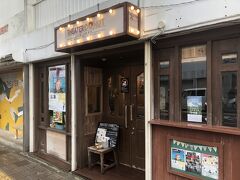 コザに到着。残念ながら、この日は雨続き。

バス停目の前にある、カフェに