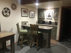 今日は盛りだくさんの内容だったので少し贅沢を（笑）
キャメロンのとあるホテルに宿泊しました。

この部屋がなんと夢にあふれていることか…