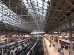 ２　出国～カースルトンへ

・今年のイギリスは９月に入って雨が多く、旅行前も度々天気予報をチェックしては「ウーム」とうなっていた。今後１週間も１日を除き全て傘マーク、フットパスを歩く事がメインテーマだけに嫌な予報だ。しかしこれまでは自他とも認める晴れ男、「案ずるより産むが易い」と言い聞かせて家を出た。
・スキポール空港のトランジット時に、ポケットの中の小さな金具が原因でセキュリティチェックに引っ掛かった。検査員に色々チェックされた後、歩き出したら背後から呼ぶ声が聞こえる。何とバッグだけ持って肝心のパスポート、スマホをトレーに置き忘れていた。最初からこれでは先が思いやられる。
・マンチェスター空港に着いてコンビニで現地ＳＩＭを購入。５月のスペインではメールが開かずひと苦労したが、今回はネット、メールとも問題なく使えホッとした。
・カースルトン村の最寄り駅ホープは、田舎の無人駅で周囲は真っ暗。電話していたので宿から迎えに来てくれていた。コーズウェイ ハウス は小さなＢ＆Ｂだが口コミ評価は最高レベル。２１：３０にはユニオンジャックの枕でベッドへ。珍しく初日から熟睡できた。

旅行記はここ→　https://4travel.jp/travelogue/11573671