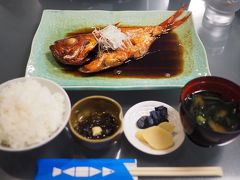 熱海着いてすぐのランチは駅近で子連れOKな店を探して、こちらの「みやま」へ。
金目鯛の煮付け定食を頼んだけど、金目鯛がでかい！
甘辛いタレを絡めた身は白米にワンバン必須。
約2500円となかなかお高いけど、キッズチェアあるし(ベルトなしタイプなので月齢に応じてチェアベルトは必要)持ち込み離乳食をあげてもいいしゴミはどうぞそのまま置いてってくださいと言ってもらえて子連れにも優しかったです(^^)