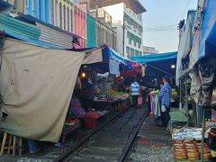 線路の上に市場がある面白い市場です。
しかも、この線路は現役...