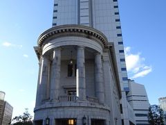 地上に上がるとヨコハマ創造都市センター (旧第一銀行横浜支店)、やっぱりかつての銀行ですか・・・・
こういう重厚な石造りは銀行が権威をもっていた時代の象徴ですね。
今や統合や縮小と生き残りに必死です。
